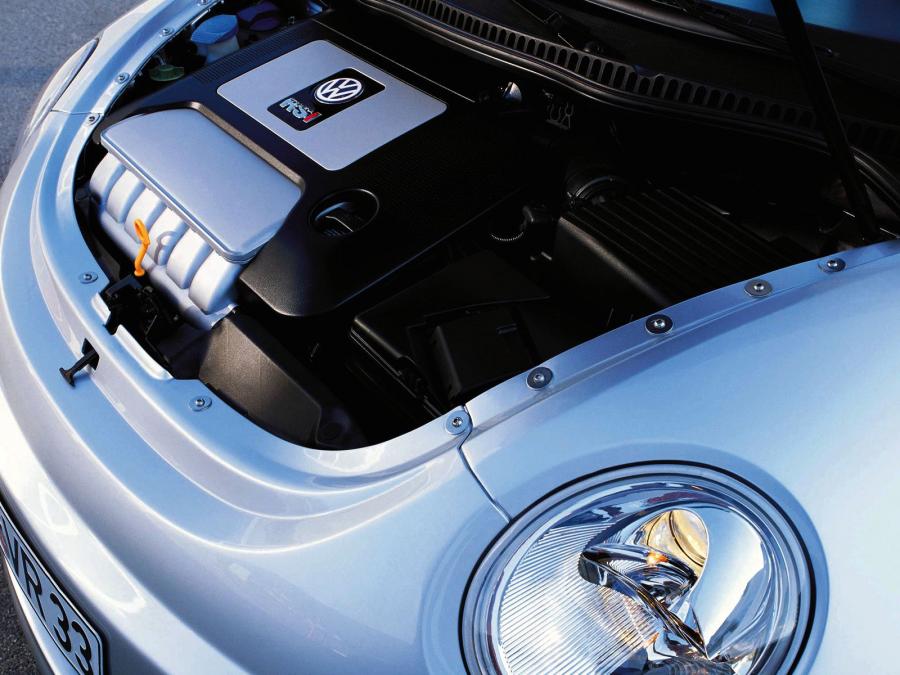 Моторный отсек Volkswagen New Beetle RSi 2001 года  (фото 2 из 9)